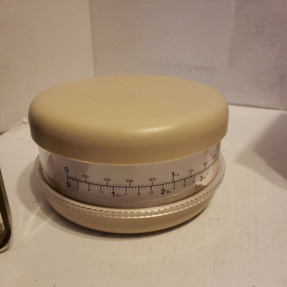 Vintage new old stock adjustable kitchen scale with 40 oz pourable measuring cup - Picture 3 of 5